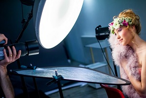 Aktfotografie: Frau leicht bekleidet mit Fotografen Aktfotografie: Frau leicht bekleidet mit Fotografen