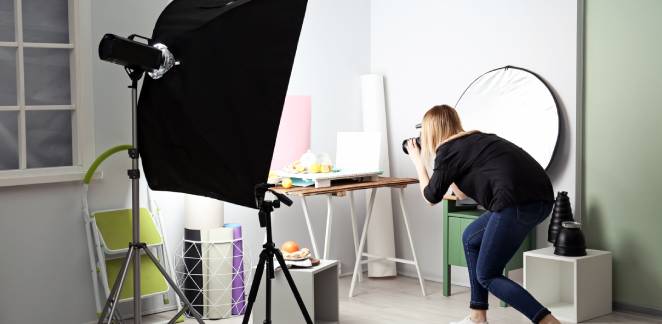 Frau bei der Produktfotografie Frau bei der Produktfotografie